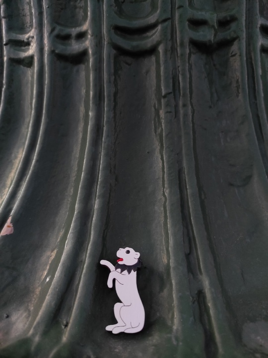 Брошка Завороженная собачка